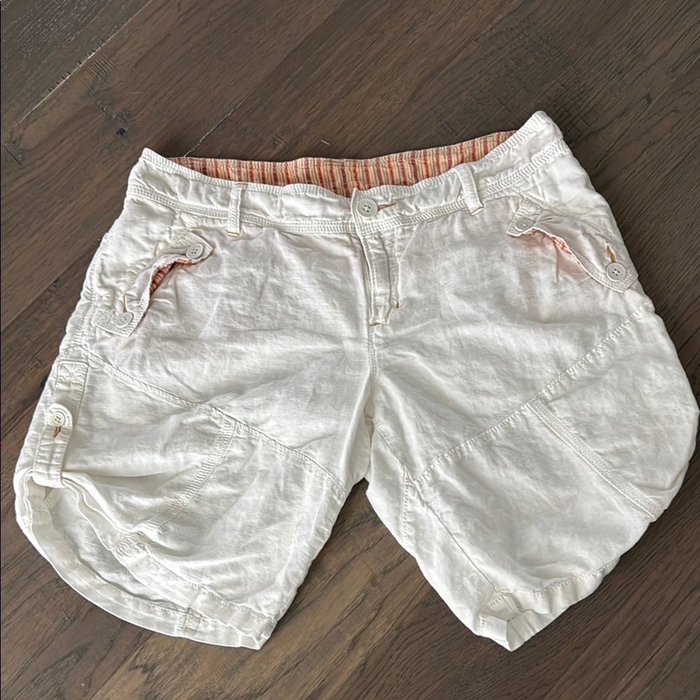 Free People White Cargo Shorts with Relaxed Fit size 10, waist 16”, inseam 8.5”